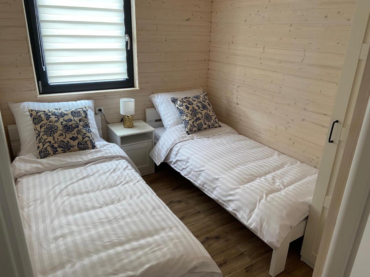 Cztery Katy Hotel Рушиново Екстериор снимка